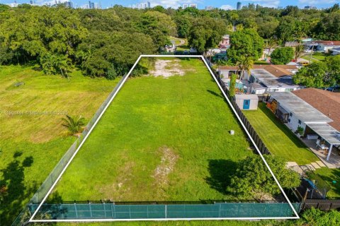 Land in North Miami, Florida № 1951720 - photo 1
