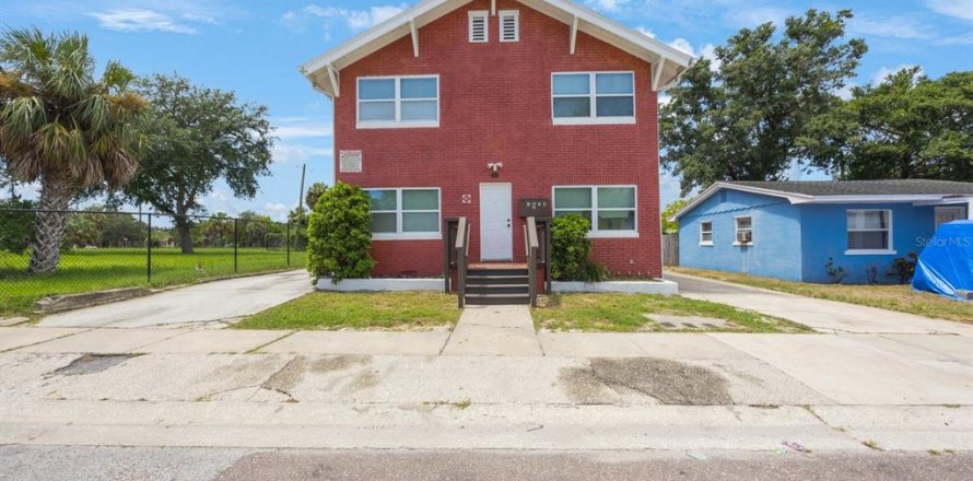 Propiedad comercial en Saint Petersburg, Florida 8 dormitorios, 197.7 m2 № 1909572