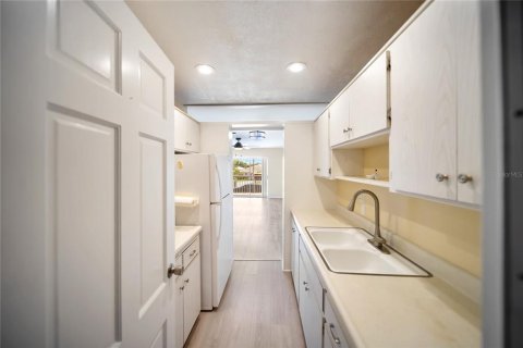 Condo in Venice, Florida, 2 bedrooms  № 1853582 - photo 11