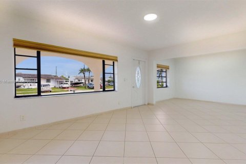 House in Hialeah, Florida 3 bedrooms, 155.61 sq.m. № 1768167 - photo 9