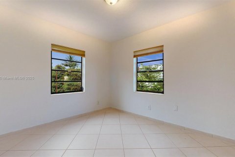 House in Hialeah, Florida 3 bedrooms, 155.61 sq.m. № 1768167 - photo 17