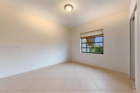 House in Hialeah, Florida 3 bedrooms, 155.61 sq.m. № 1768167 - photo 29