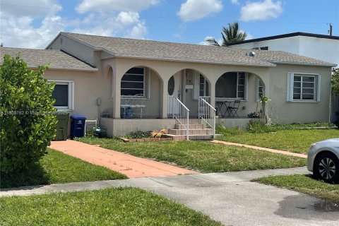 House in Hialeah, Florida 3 bedrooms, 155.61 sq.m. № 1768167 - photo 3