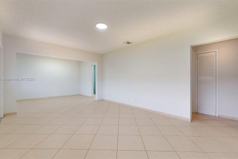 House in Hialeah, Florida 3 bedrooms, 155.61 sq.m. № 1768167 - photo 30