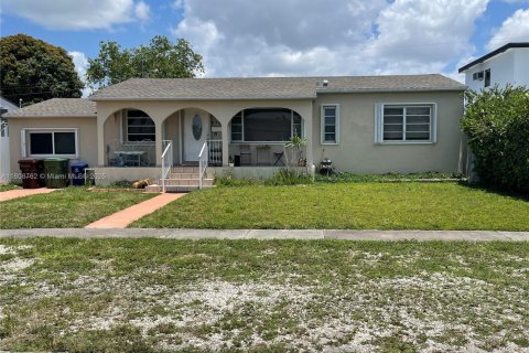 House in Hialeah, Florida 3 bedrooms, 155.61 sq.m. № 1768167 - photo 1