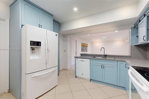 House in Hialeah, Florida 3 bedrooms, 155.61 sq.m. № 1768167 - photo 6
