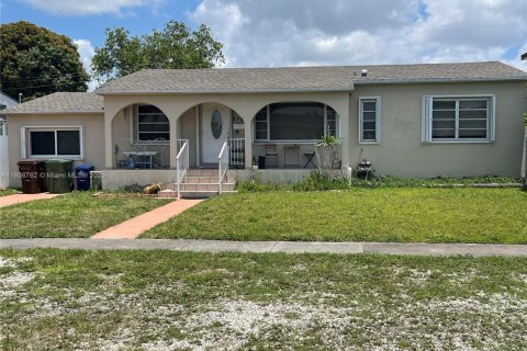 House in Hialeah, Florida 3 bedrooms, 155.61 sq.m. № 1768167 - photo 2