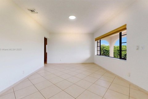 House in Hialeah, Florida 3 bedrooms, 155.61 sq.m. № 1768167 - photo 10