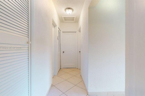 House in Hialeah, Florida 3 bedrooms, 155.61 sq.m. № 1768167 - photo 18
