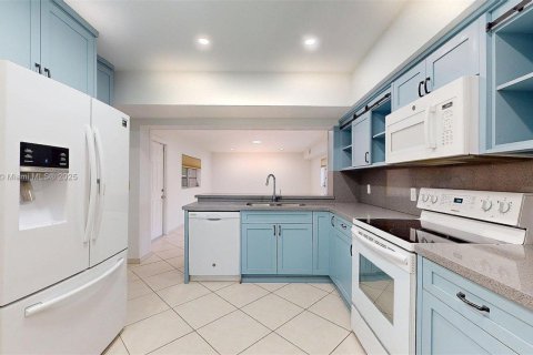 House in Hialeah, Florida 3 bedrooms, 155.61 sq.m. № 1768167 - photo 5