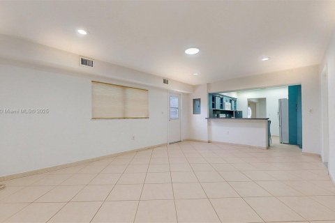 House in Hialeah, Florida 3 bedrooms, 155.61 sq.m. № 1768167 - photo 7