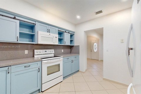 House in Hialeah, Florida 3 bedrooms, 155.61 sq.m. № 1768167 - photo 4