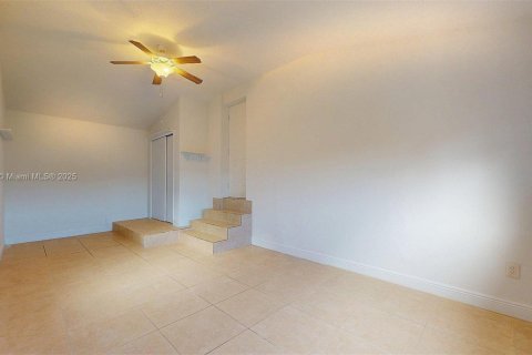 House in Hialeah, Florida 3 bedrooms, 155.61 sq.m. № 1768167 - photo 21
