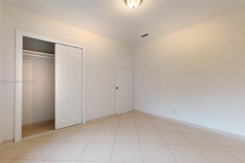 House in Hialeah, Florida 3 bedrooms, 155.61 sq.m. № 1768167 - photo 28