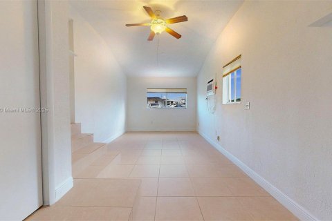 House in Hialeah, Florida 3 bedrooms, 155.61 sq.m. № 1768167 - photo 20