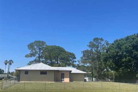 House in Palm Bay, Florida 4 bedrooms, 176.24 sq.m. № 1128845 - photo 1