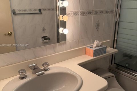 Condo in Hallandale Beach, Florida, 3 bedrooms № 2264183 - photo 21