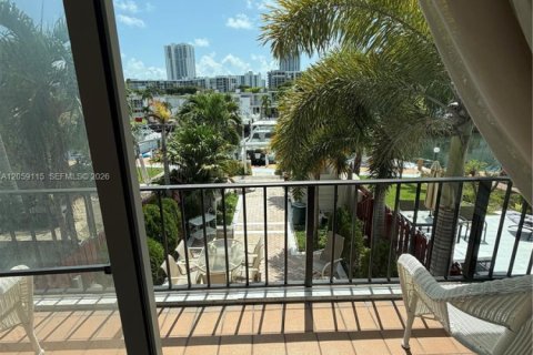 Condo in Hallandale Beach, Florida, 3 bedrooms № 2264183 - photo 18