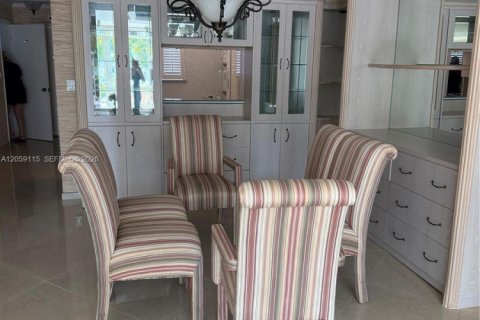 Condo in Hallandale Beach, Florida, 3 bedrooms № 2264183 - photo 2