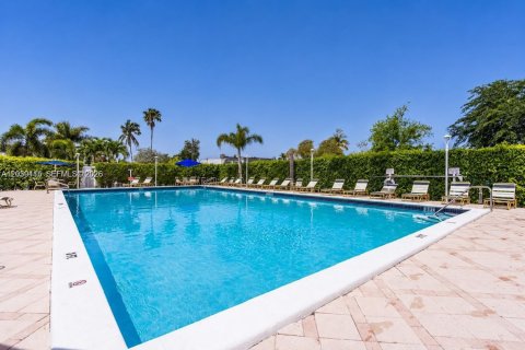 Condo in Hallandale Beach, Florida, 3 bedrooms № 2264183 - photo 26