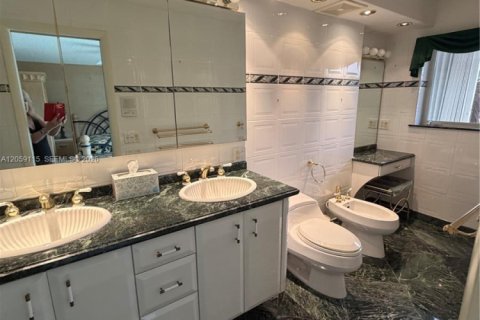 Condo in Hallandale Beach, Florida, 3 bedrooms № 2264183 - photo 16