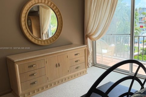 Condo in Hallandale Beach, Florida, 3 bedrooms № 2264183 - photo 15