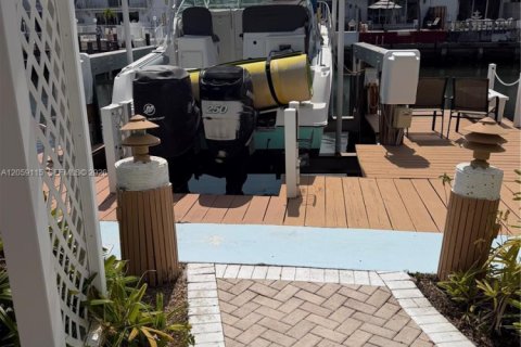 Condo in Hallandale Beach, Florida, 3 bedrooms № 2264183 - photo 11