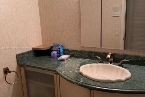 Condo in Hallandale Beach, Florida, 3 bedrooms № 2264183 - photo 13