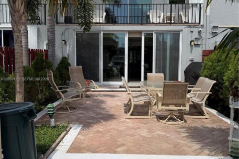 Condo in Hallandale Beach, Florida, 3 bedrooms № 2264183 - photo 12
