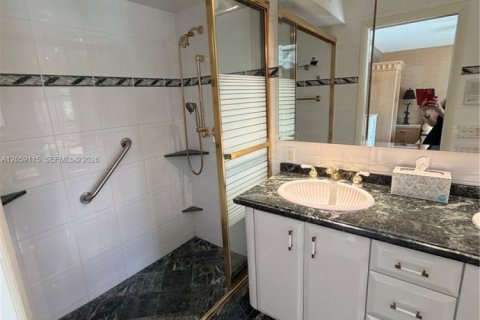 Condo in Hallandale Beach, Florida, 3 bedrooms № 2264183 - photo 17