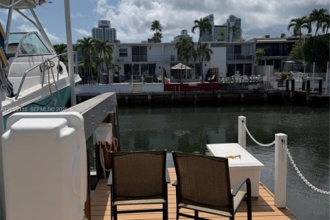 Condo in Hallandale Beach, Florida, 3 bedrooms № 2264183 - photo 9