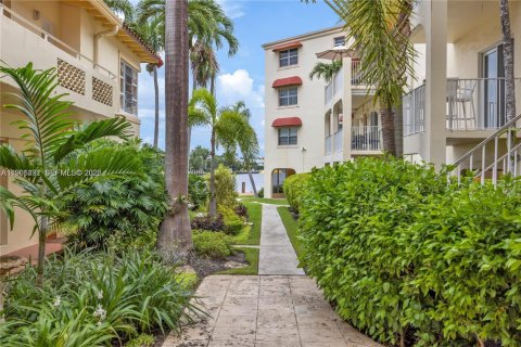 Condo in Fort Lauderdale, Florida, 2 bedrooms  № 2023347 - photo 21