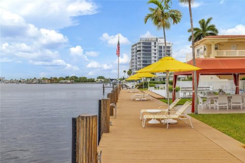 Condo in Fort Lauderdale, Florida, 2 bedrooms  № 2023347 - photo 25