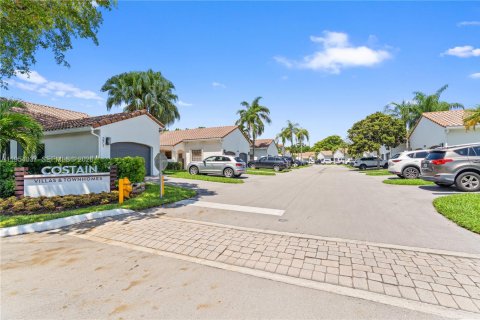 Купить таунхаус в Авентура, Флорида 3 спальни, 120.68м2, № 2008950 - фото 5