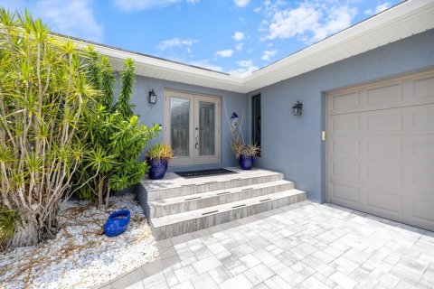 Villa ou maison à vendre à Punta Gorda, Floride: 3 chambres, 159.51 m2 № 2149328 - photo 2
