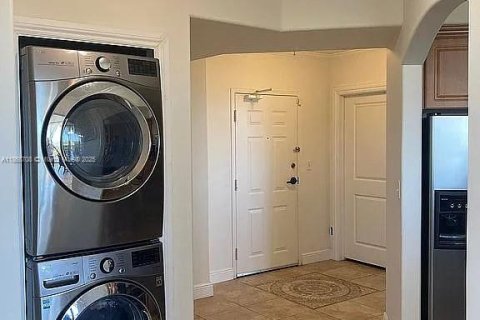 Condo in Miami, Florida, 2 bedrooms  № 1896625 - photo 8