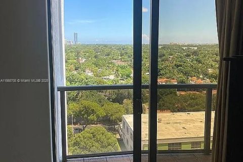 Condo in Miami, Florida, 2 bedrooms  № 1896625 - photo 19