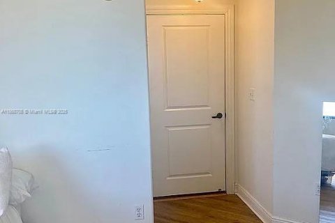 Condo in Miami, Florida, 2 bedrooms  № 1896625 - photo 26