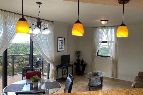 Condo in Miami, Florida, 2 bedrooms  № 1896625 - photo 5