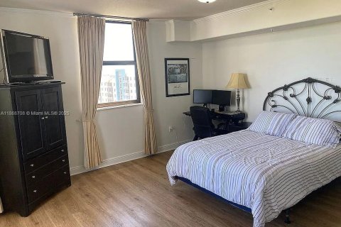 Condo in Miami, Florida, 2 bedrooms  № 1896625 - photo 16