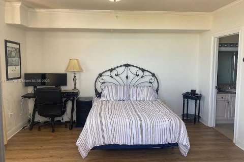 Condo in Miami, Florida, 2 bedrooms  № 1896625 - photo 17