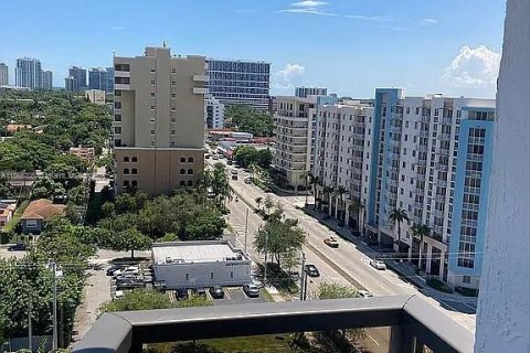 Condo in Miami, Florida, 2 bedrooms  № 1896625 - photo 24
