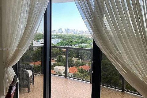 Condo in Miami, Florida, 2 bedrooms  № 1896625 - photo 11