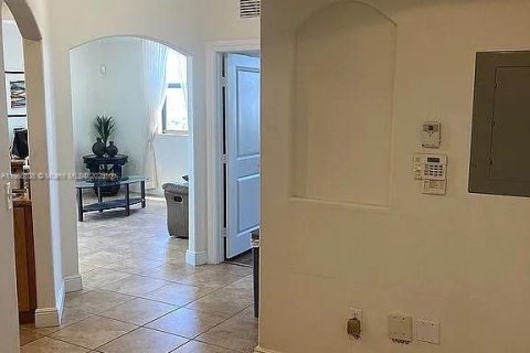 Condo in Miami, Florida, 2 bedrooms  № 1896625 - photo 4