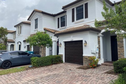 Townhouse in Doral, Florida 3 bedrooms, 158.31 sq.m. № 2377379 - photo 2