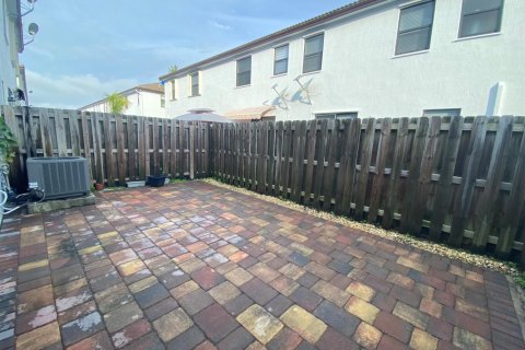 Townhouse in Doral, Florida 3 bedrooms, 158.31 sq.m. № 2377379 - photo 12