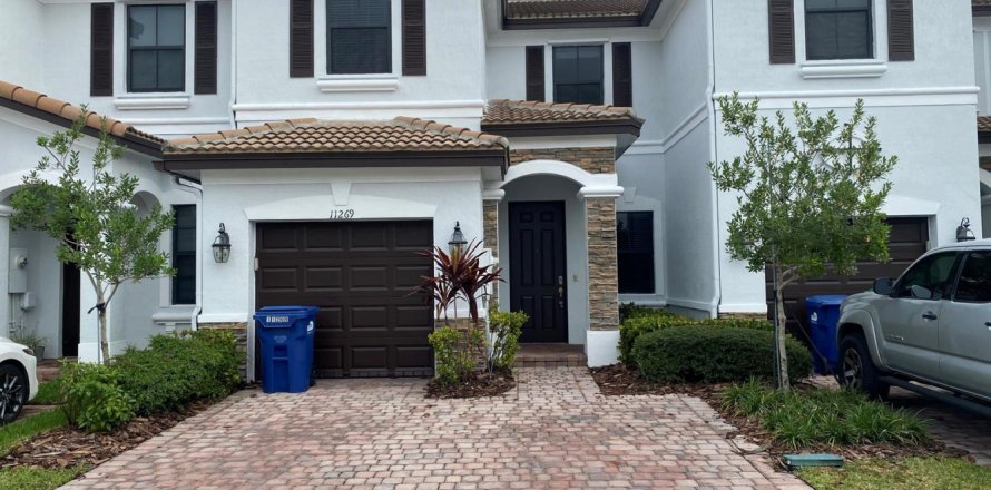 Townhouse in Doral, Florida 3 bedrooms, 158.31 sq.m. № 2377379