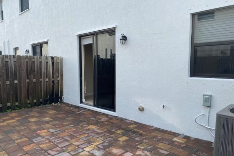 Townhouse in Doral, Florida 3 bedrooms, 158.31 sq.m. № 2377379 - photo 13