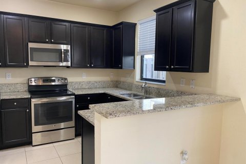 Townhouse in Doral, Florida 3 bedrooms, 158.31 sq.m. № 2377379 - photo 4