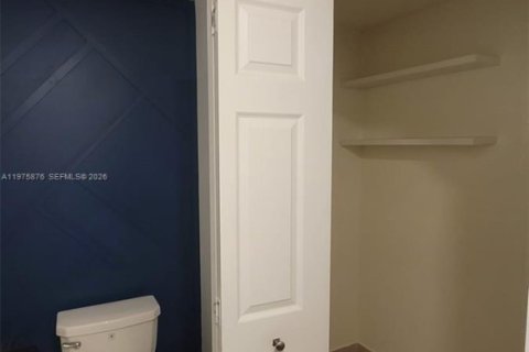Adosado en venta en Hialeah, Florida, 5 dormitorios, 177.26 m2 № 2040134 - foto 13